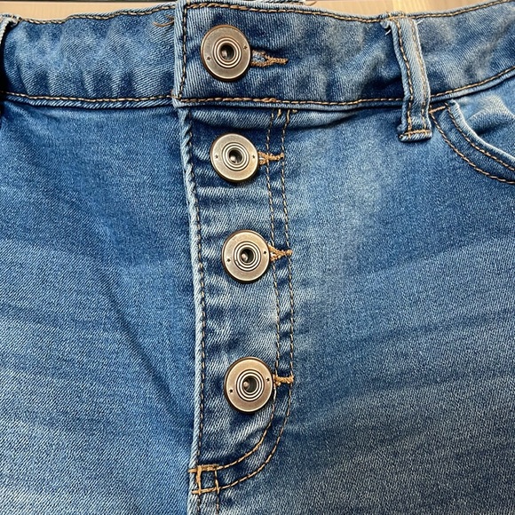 No Boundaries Blue Jean Shorts - Picture 2 of 5